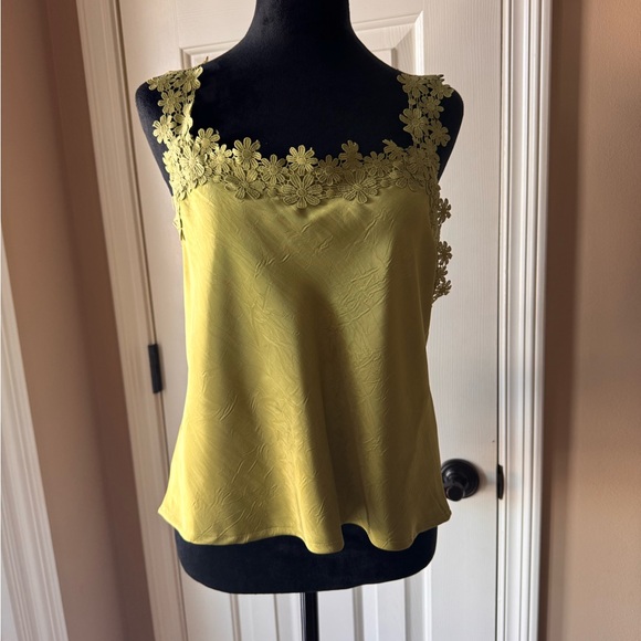 Blue Tassel sold by Anthropologie- Sleeveless Floral Laced Top-size large NWT - Picture 4 of 14